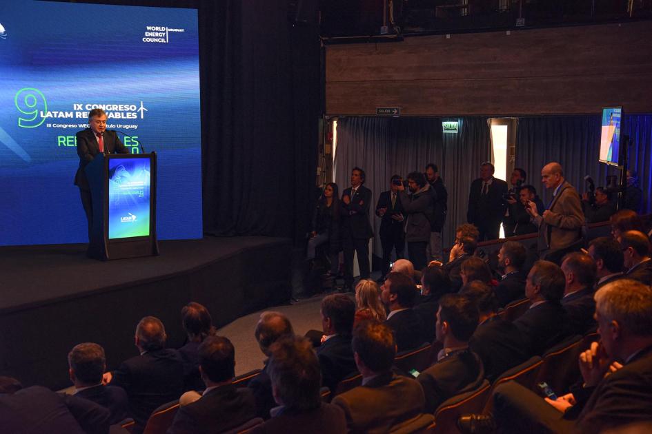 Ministro Omar Paganini habla desde un atril, al fondo de la imagen; más cerca se ve al público 