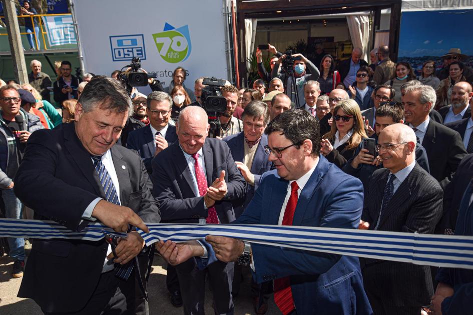 Corte de cinta del stand de Eficiencia Energética Corte de cinta del stand de Eficiencia Energética