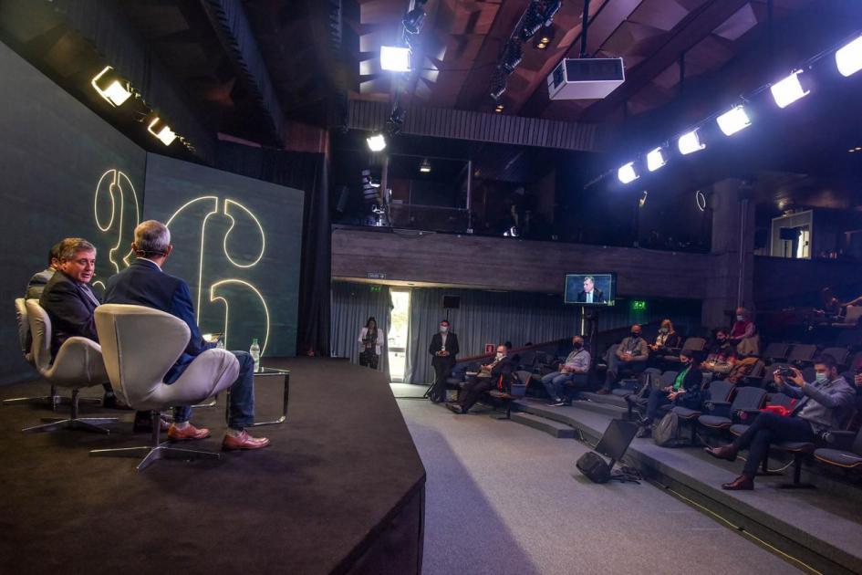 Panel de apertura y público en el auditorio del LATU