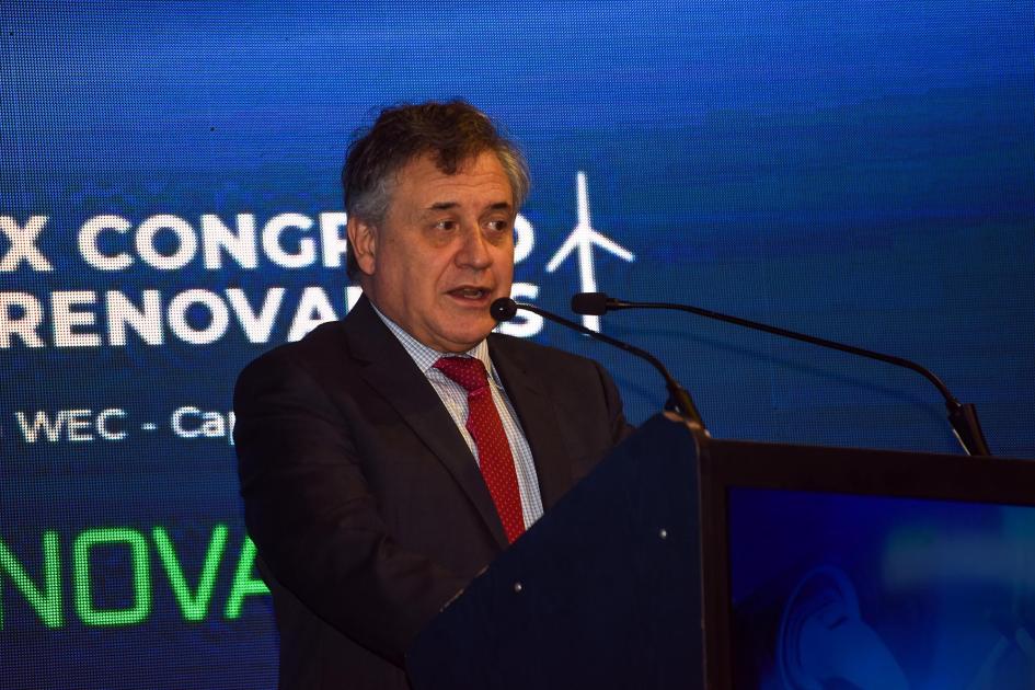 Ministro Omar Paganini Paganini habla desde un atril; detrás, una pantalla con los nombres de los eventos