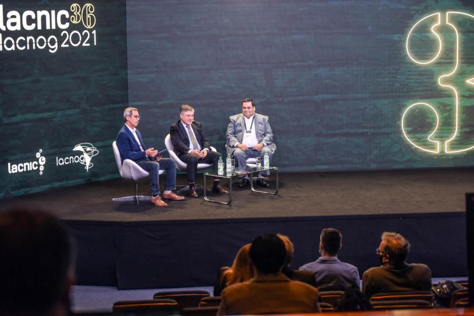 Panel de apertura y público presente