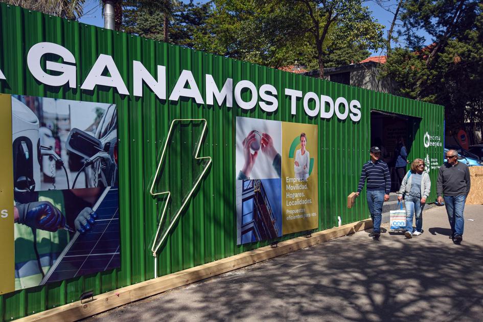Fachada del stand de Eficiencia Energética Fachada del stand de Eficiencia Energética; está pintada de verde y dice "Ganamos todos"