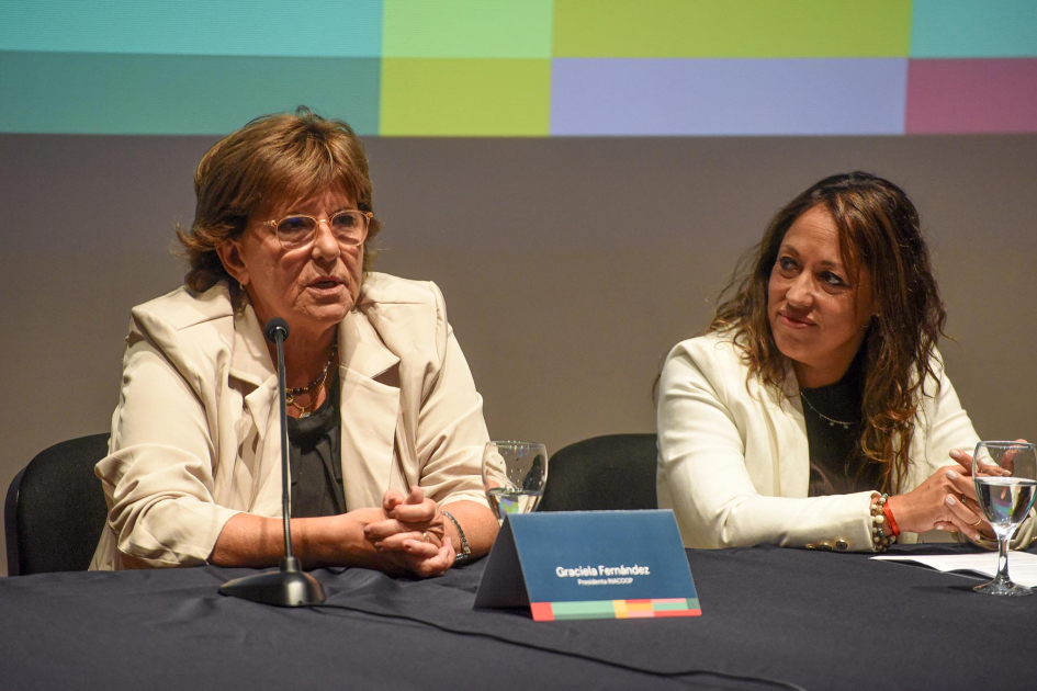 Mesa de autoridades Fernández habla junto a Cardona