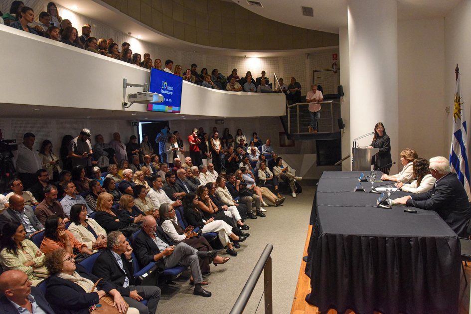 El evento se desarrolló en la Torre Ejecutiva Mesa de autoridades; de frente, público, sentado en dos pisos
