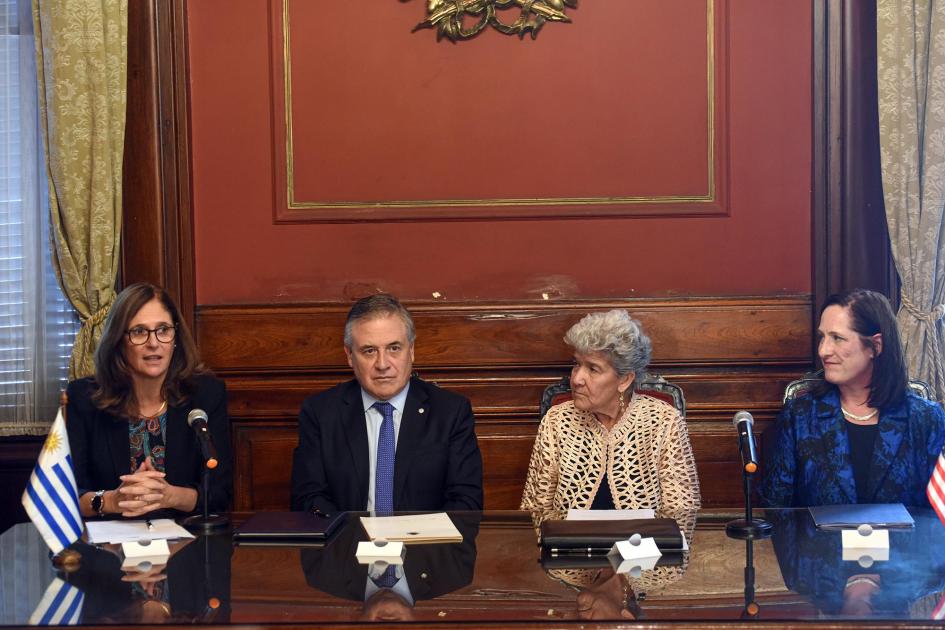 Con una reunión en que participaron autoridades se comenzó a trabajar sobre el MOU firmado en abril Elisa Facio, Omar Paganini, Marisa Lago y Heide Fulton, en una mesa en Cancillería; habla Facio