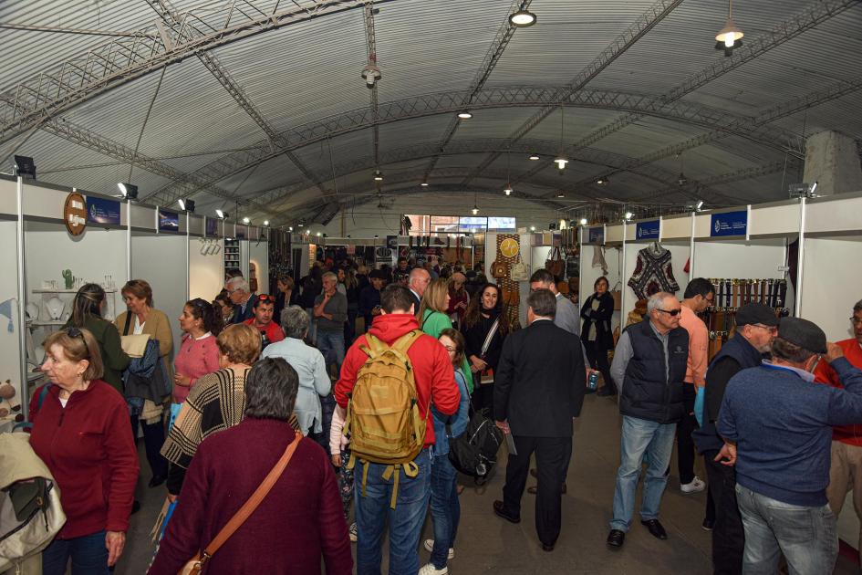 Vista del pabellón Uruguay Produce, donde se ubica el stand de artesanos de MIEM-Dinapyme; hay gente