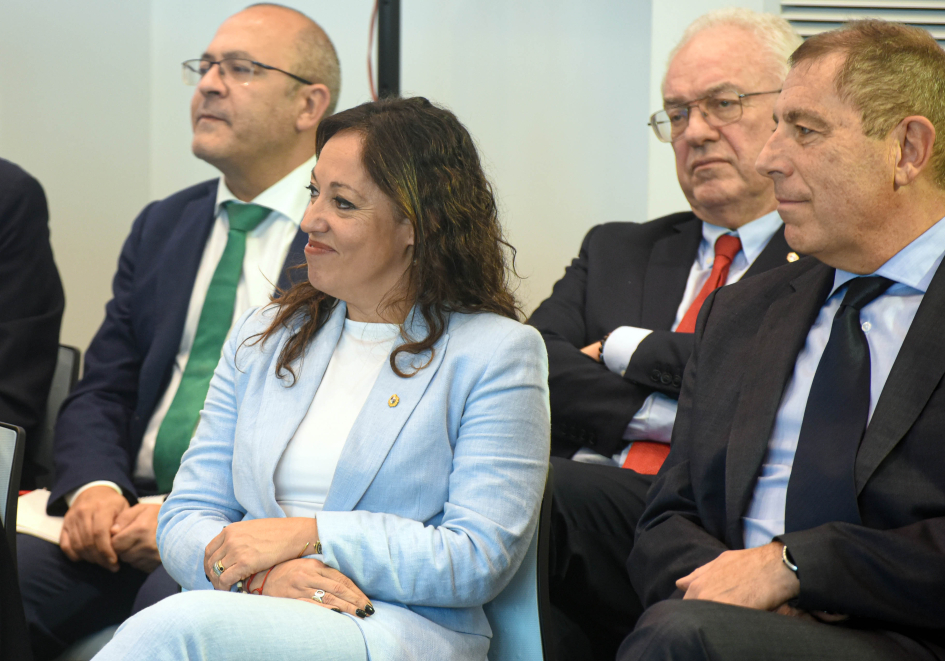 Fernanda Cardona y Gabriel Oddone Ministra Cardona sentada junto a Gabriel Oddone