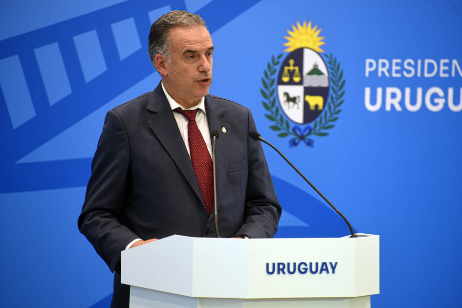 Presidente Yamandú Orsi Presidente Orsi habla a micrófono desde atril.