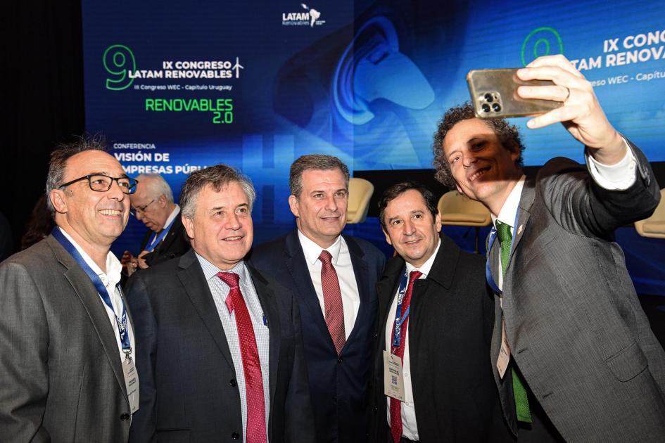 Autoridades y representantes del sector energético se reunieron en esta actividad Autoridades sonríen ante un celular