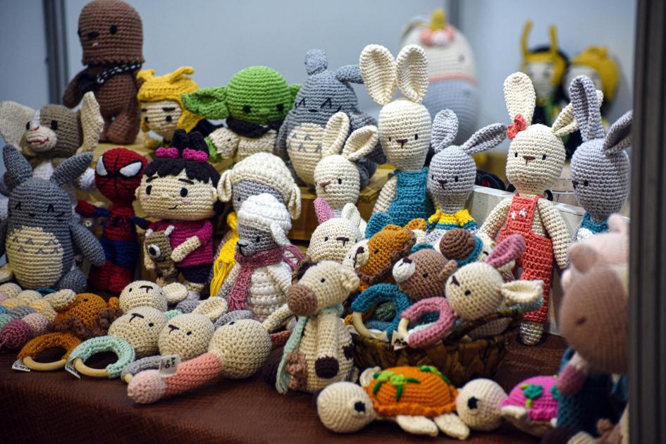 Stand del sector de artesanos en el pabellón Uruguay Produce Juguetes amigurumis