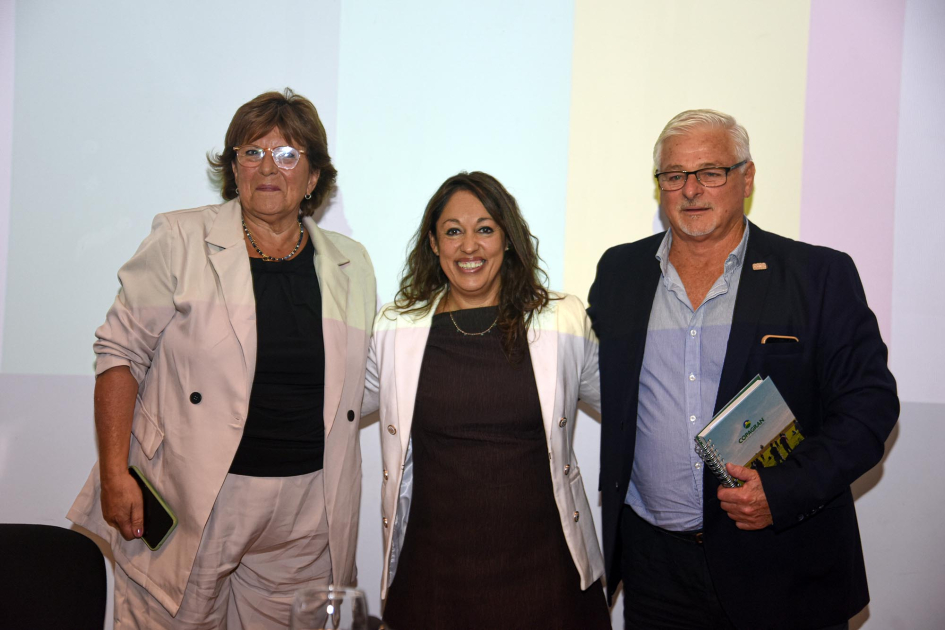 Representantes de las instituciones socias de Incubacoop: Cardona, Fernández y Canessa De pie: Fernández, Cardona y Canessa; detrás, pantalla