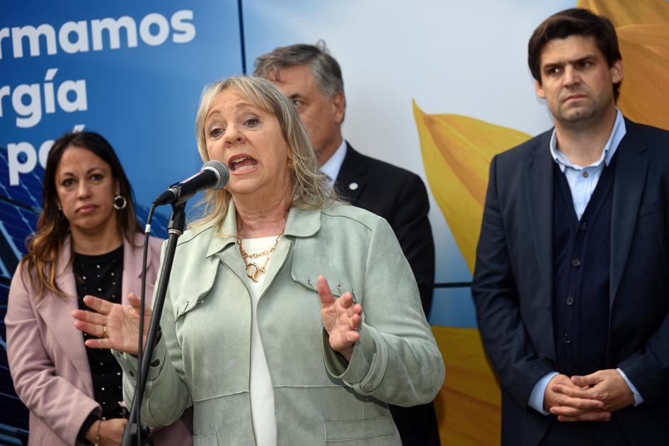 Habla la presidenta de UTE en su stand; detrás hay directores de la institución