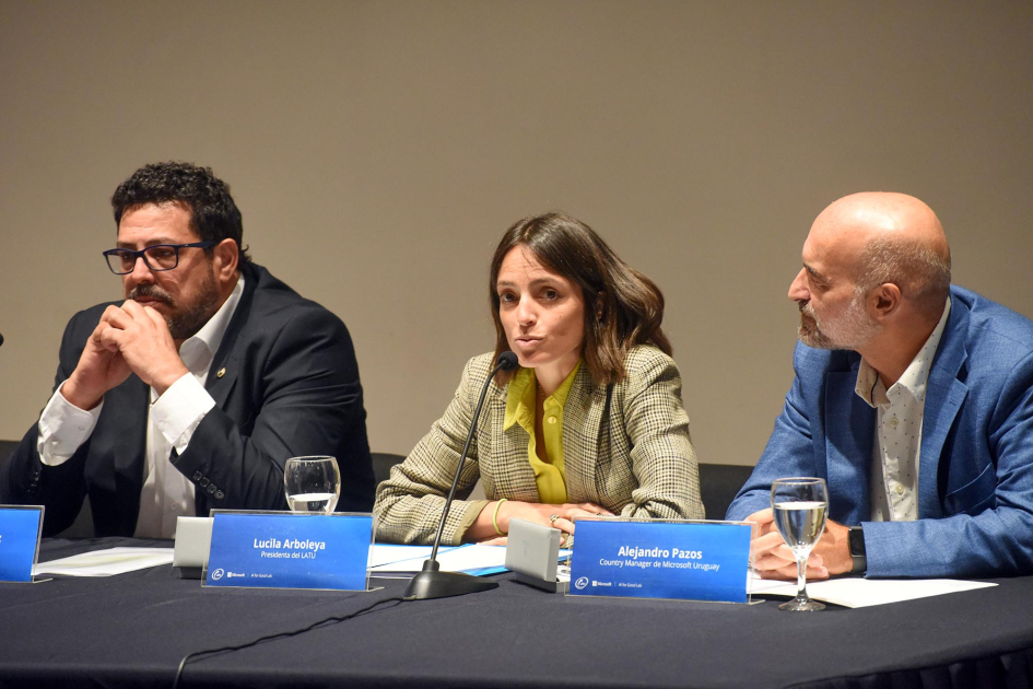 Arboleya habla junto a Sánchez y Pazos