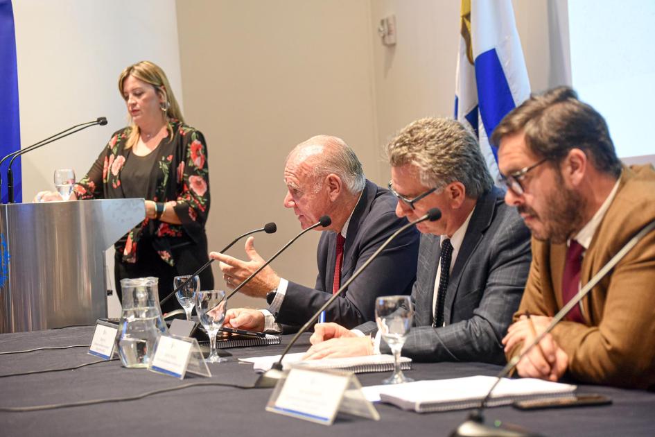 En el evento se presentó la estructura de la Estrategia Nacional de Economía Circular Mesa de autoridades: habla Verri; a su lado, maestra de ceremonias