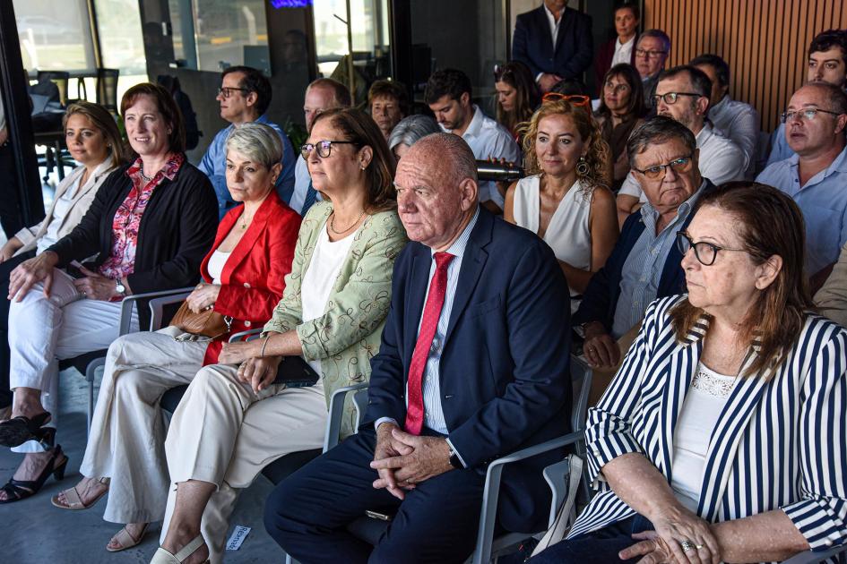 Autoridades y embajadoras participaron del evento Público, sentado