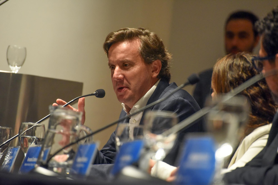 Lavista habla en mesa de autoridades