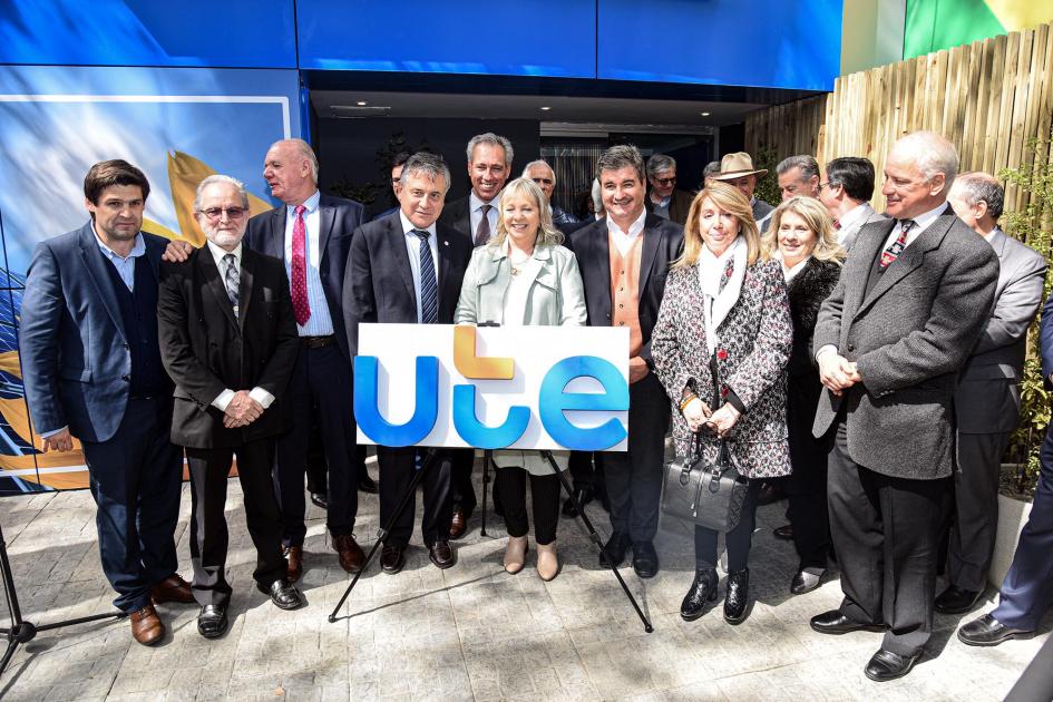 Autoridades muestran el nuevo logo de UTE Autoridades muestran el nuevo logo de UTE
