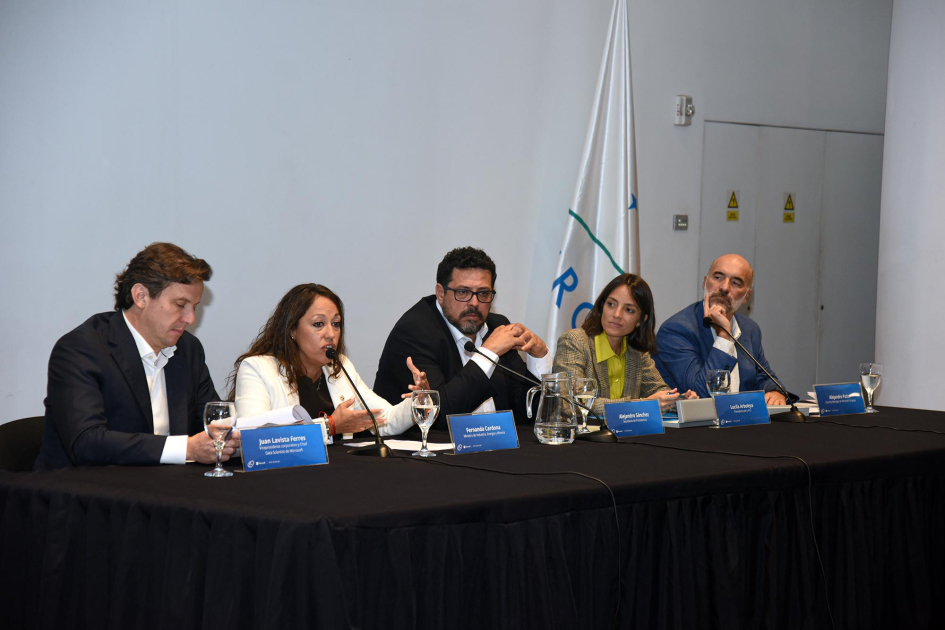 Cardona habla en mesa de autoridades, junto a Sánchez, Arboleya, Lavista y Pazos