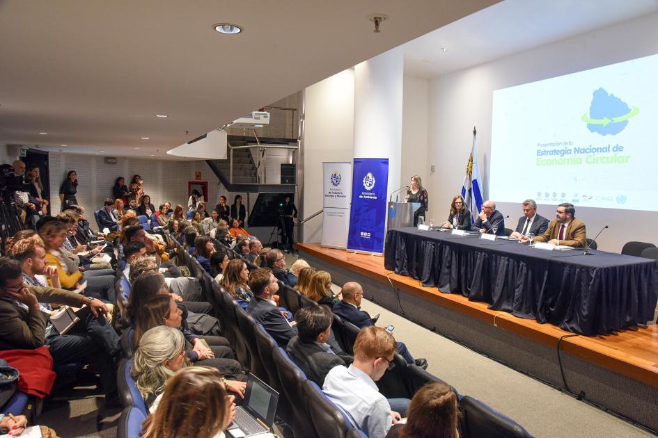 Ministro (I) de Ganadería, Agricultura y Pesca, Juan Ignacio Buffa Habla Buffa en la mesa de autorides; encima, una pantalla; a los lados, banners; cerca, el público