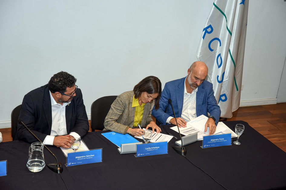 Arboleya firma junto a Sánchez y Pazos