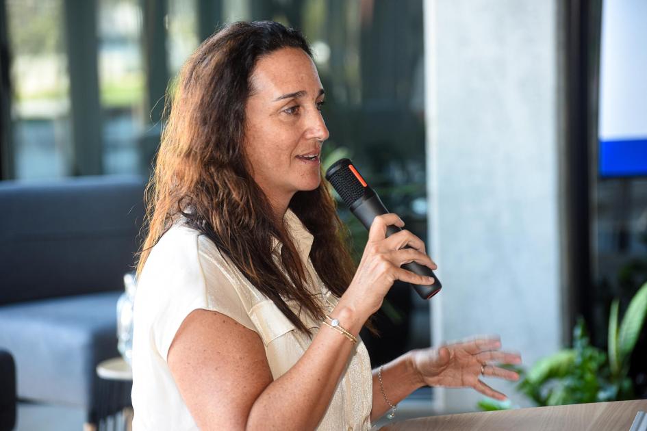 Directora ejecutiva de Uruguay Innovation Hub, Sabrina Sauksteliskis Sauksteliskis habla con un micrófono