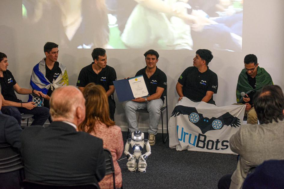 Estudiantes mostrando el primer premio