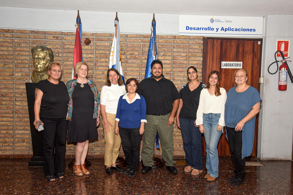 Grupod e personas frente al ingreso de los laboratorios; detrás, banderas