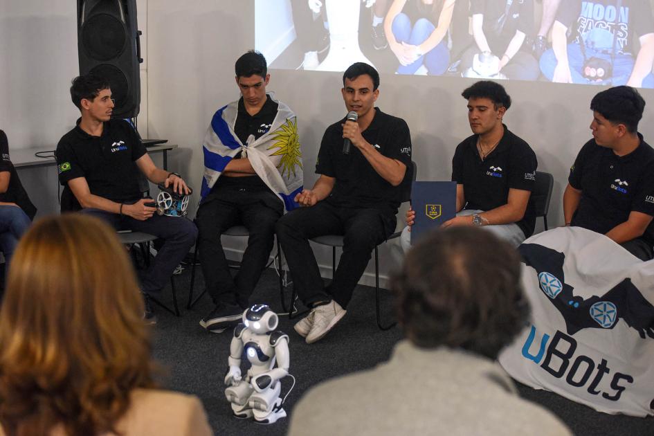 Estudiante comentando etapas del viaje y la competencia Estudiante comentando etapas del viaje y la competencia