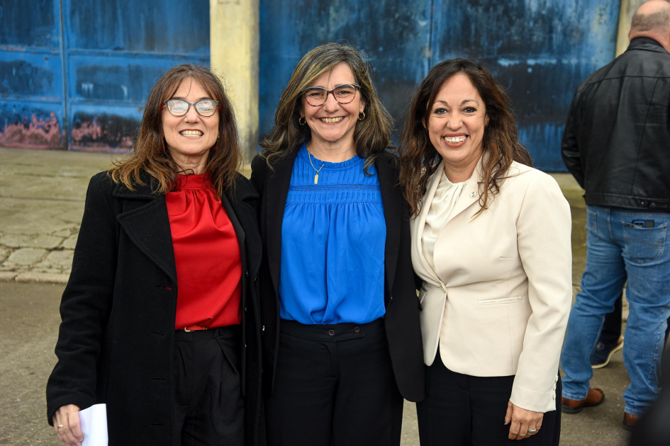 Presidentas de Ancap, Cecilia San Román, y de UTE, Andrea Cabrera, y ministra Fernanda Cardona San Román, Cabrera y Cardona, de pie