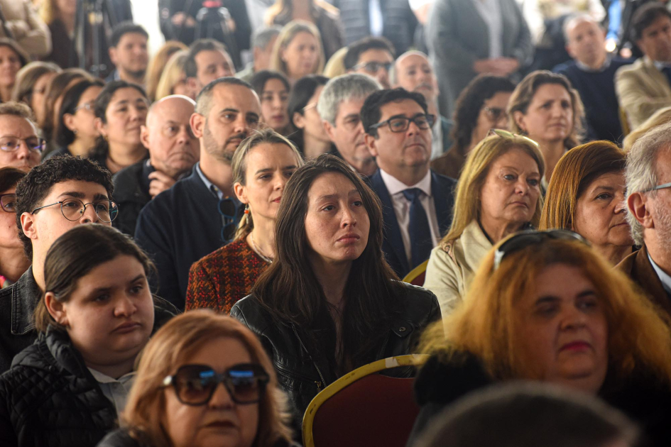 Acto por los 95 años de Ancap Público, sentado