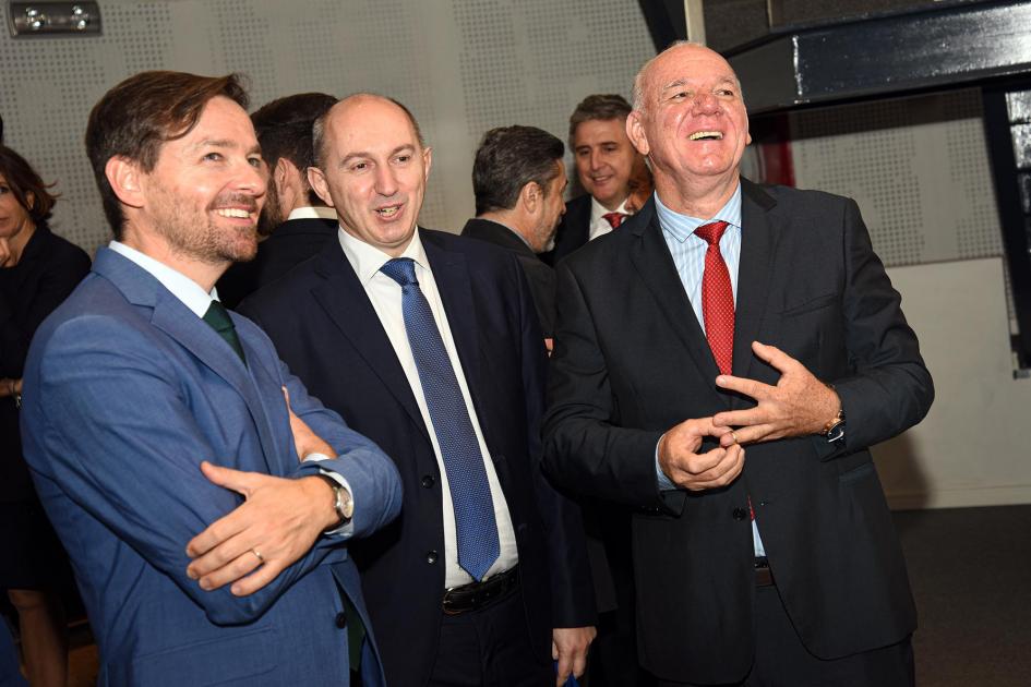 El evento contó con la presencia de autoridades y empresarios uruguayos y europeos Verri sonríe junto a dos hombres