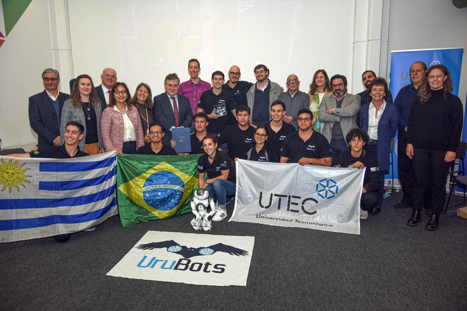 Ministro junto a estudiantes y el resto de autoridades Ministro junto a estudiantes y el resto de autoridades