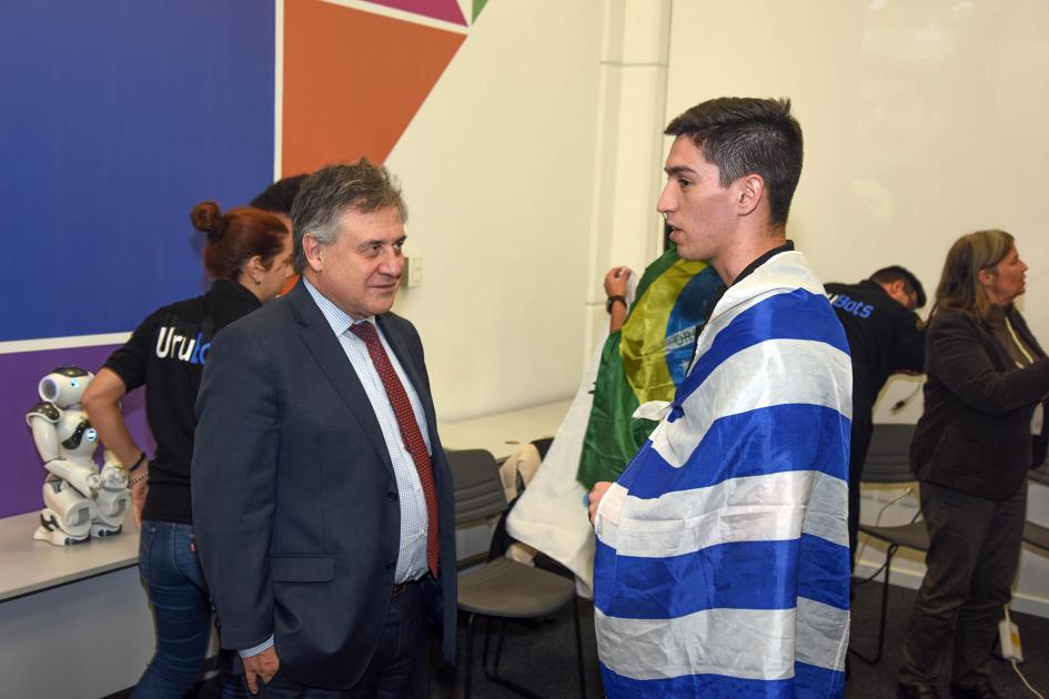 Paganini conversando con estudiante Paganini conversando con estudiante