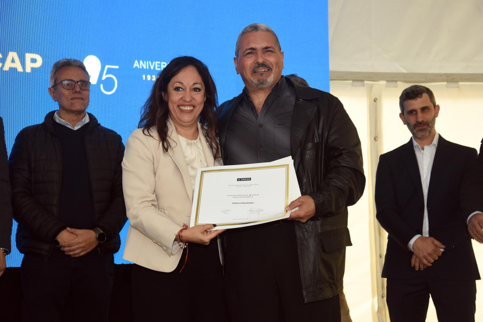 La ministra Fernanda Cardona entregó diplomas al funcionariado reconocido por su trayectoria Cardona entrega un diploma a un funcionario