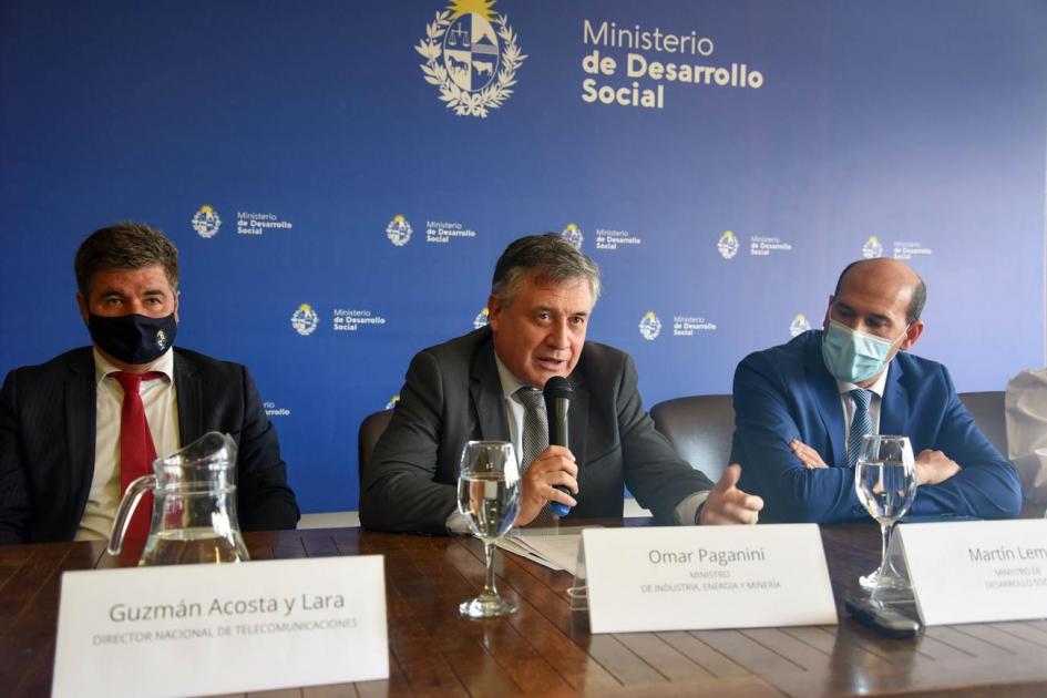 El ministro Omar Paganini, junto al ministro Martín Lema y el director Guzmán Acosta y Lara