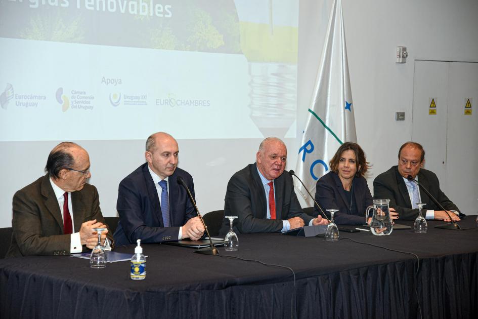 El subsecretario Walter Verri cerró la parte oratoria Mesa de autoridades; habla Verri; detrás hay una pantalla y, al lado, una bandera del Mercosur