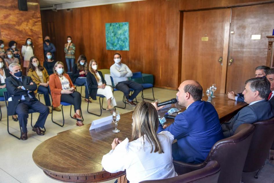 Mesa de autoridades y público Mesa de autoridades y público