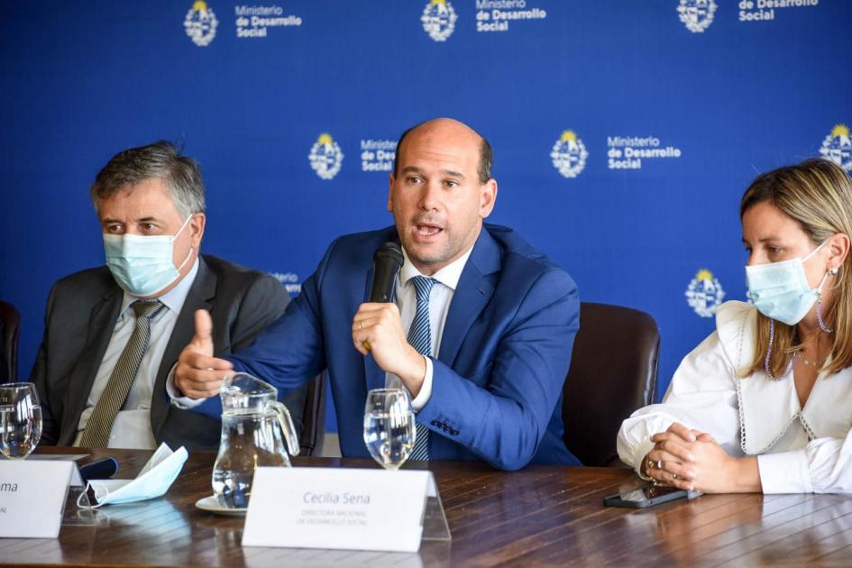 Ministro Martín Lema junto al ministro Paganini y la directora Cecilia Sena