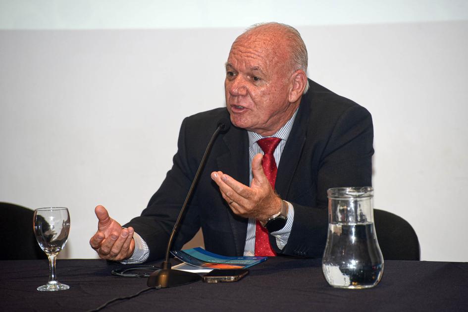 Subsecretario Walter Verri Verri habla, sentado