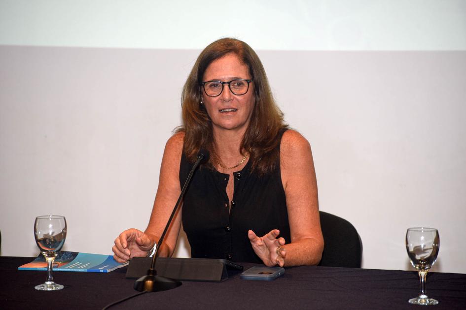 Ministra Elisa Facio Facio habla, sentada