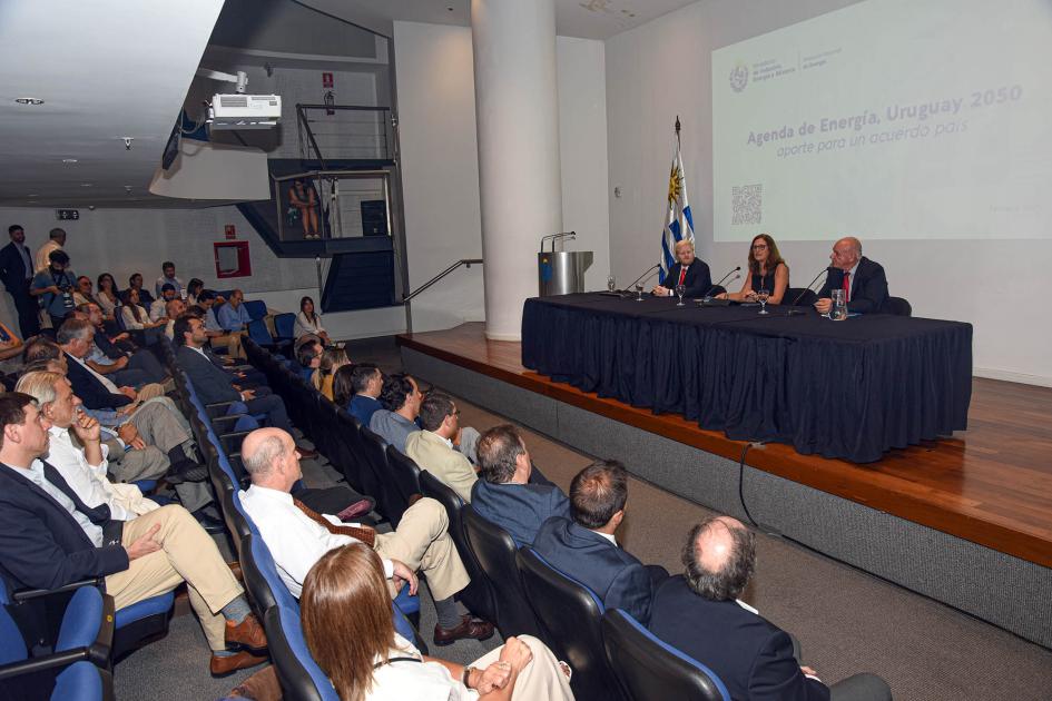 El evento se desarrolló en la Torre Ejecutiva Al fondo, mesa de autoridades; cerca, público