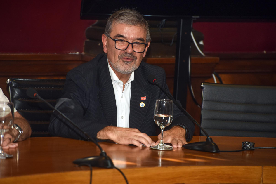 Xavier habla en mesa de autoridades