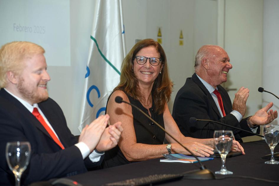 Autoridades presentaron el documento Mesa de autoridades; aplauden y sonríen