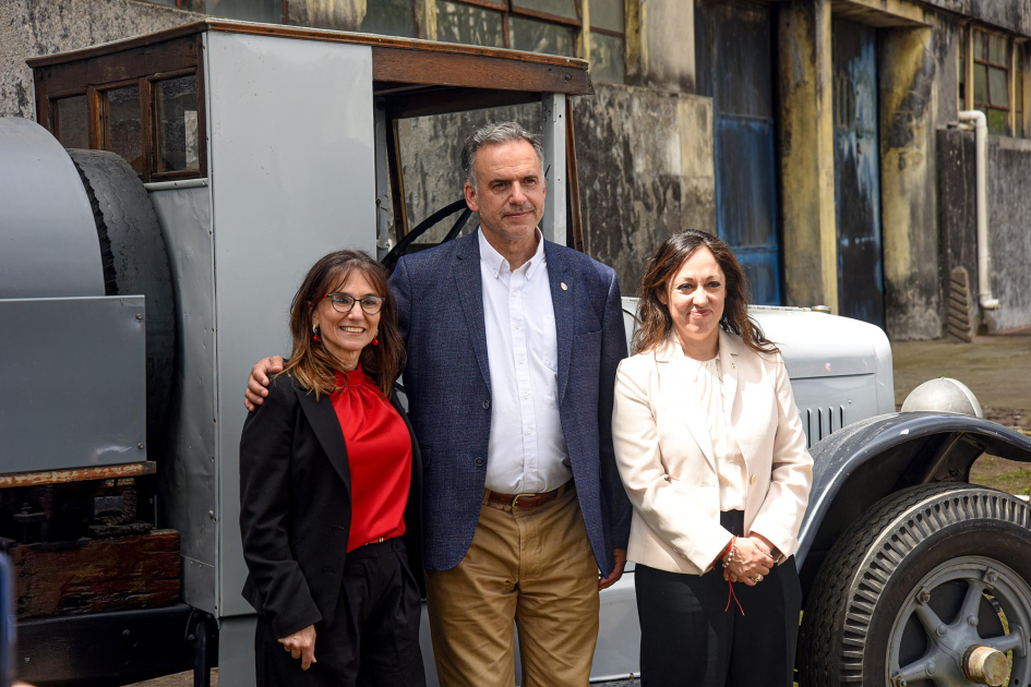 Presidente Yamandú Orsi, ministra Fernanda Cardona y presidenta de Ancap, Cecilia San Román De pie, frente a una cachila, San Román, Orsi y Cardona