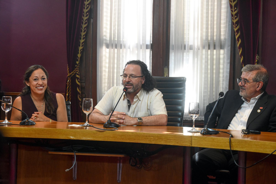 Cancela habla, junto a Cardona y Xavier