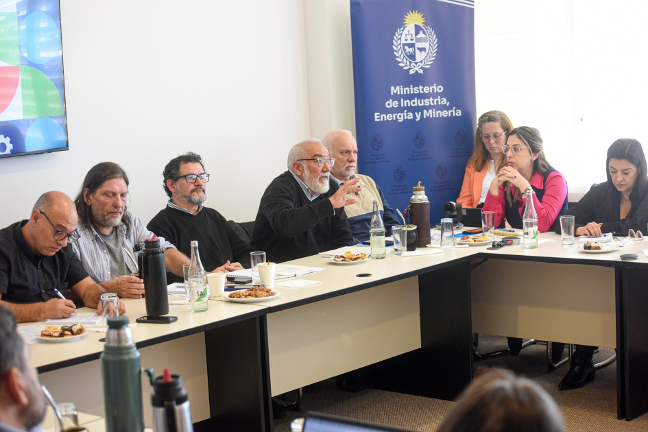 Participantes sentados entre quienes está Wilson Netto y Marcelo Abdala. Detrás, banner.