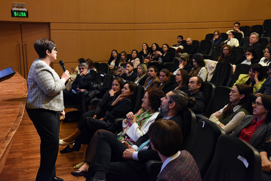 Cierre de la VIII edición de las Jornadas Técnicas de Compras y Contrataciones Estatales Burguez habla, de pie; público, sentado