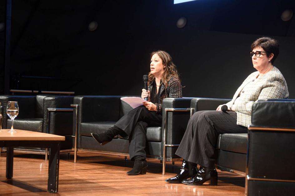 Ministra Fernanda Cardona y directora de ARCE, Isis Burguez Cardona, sentada junto a Burguez