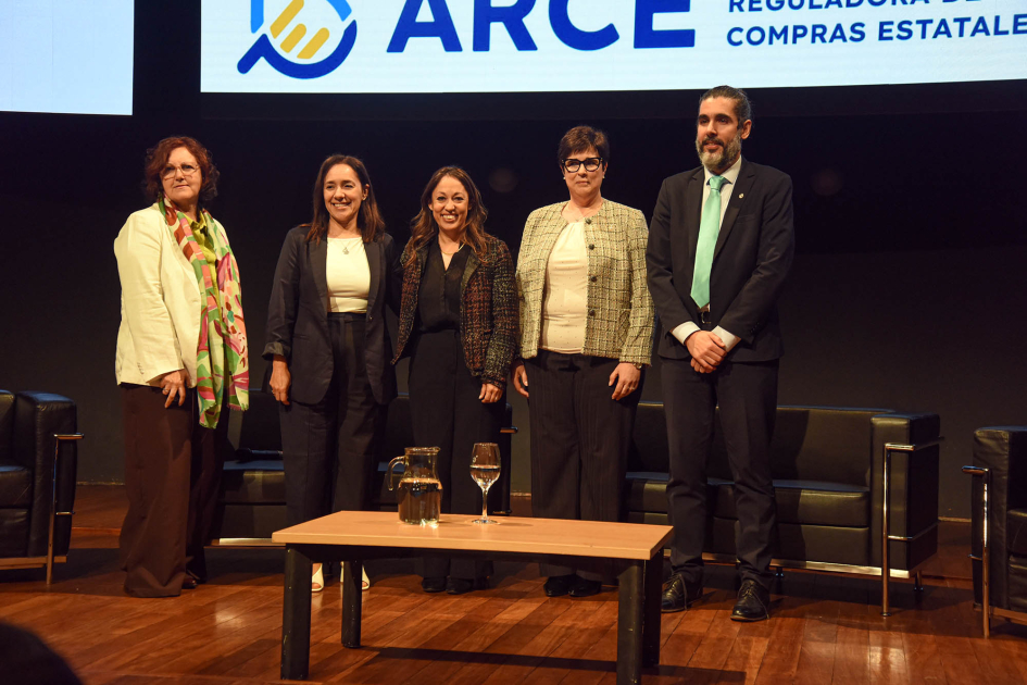 Autoridades en el cierre de las Jornadas Técnicas de Compras y Contrataciones Estatales Cinco personas, de pie