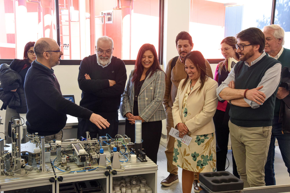 Autoridades miran equipo en el CAIME 